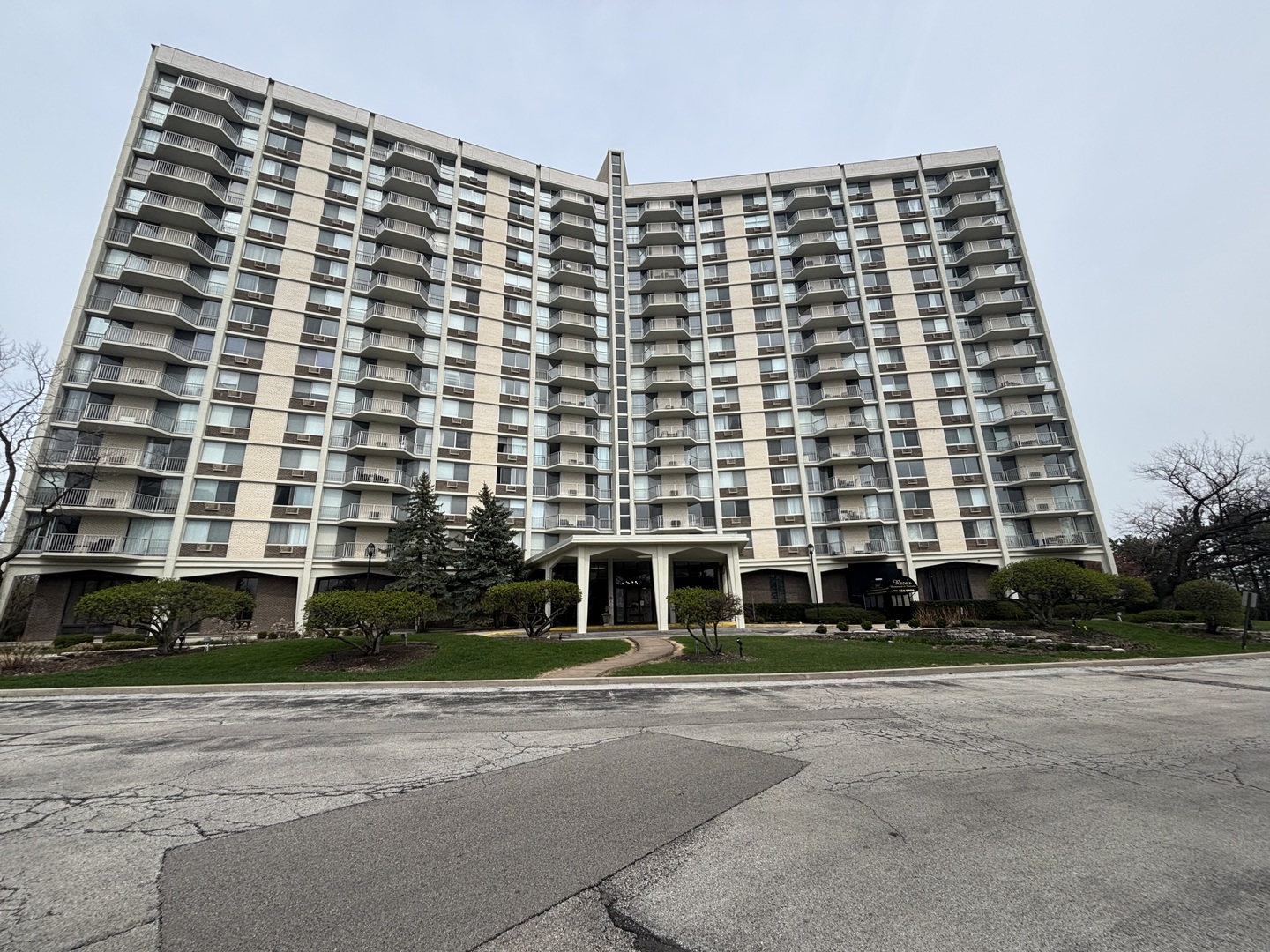 40 North Tower Road, Unit 10M Oak Brook, IL 60523 - Photo 1 of 36