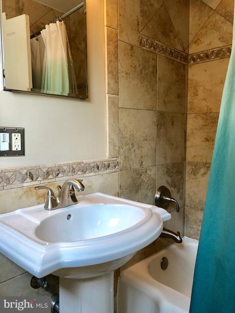 3404 Gunston Road Alexandria, VA 22302 - Photo 12 of 30 Bath