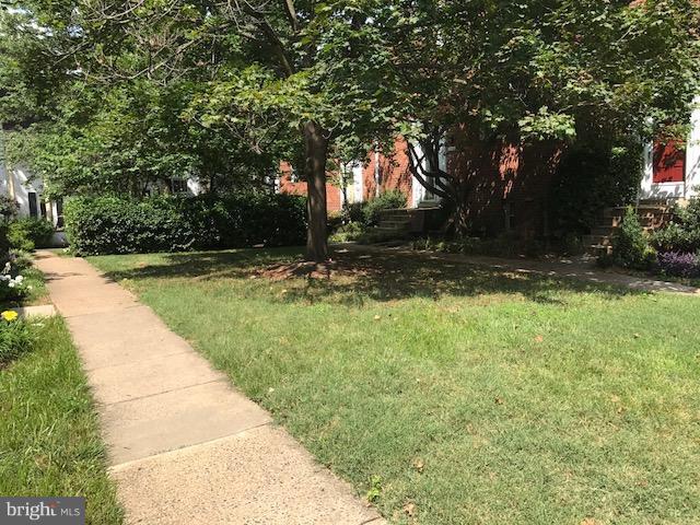 3404 Gunston Road Alexandria, VA 22302 - Photo 23 of 30 Lush Courtyard Setting
