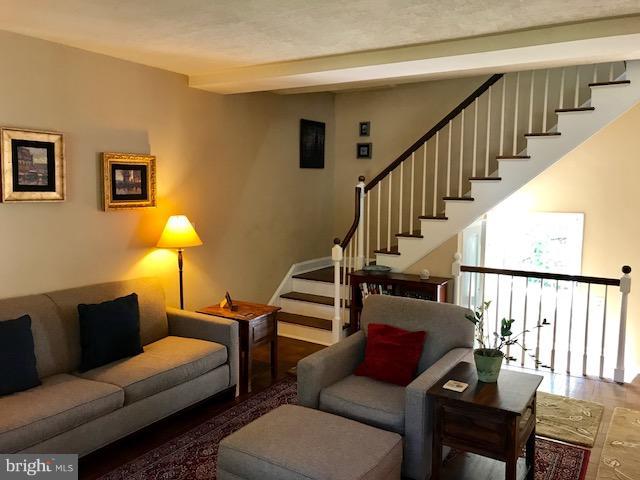 3404 Gunston Road Alexandria, VA 22302 - Photo 10 of 30 Living Room