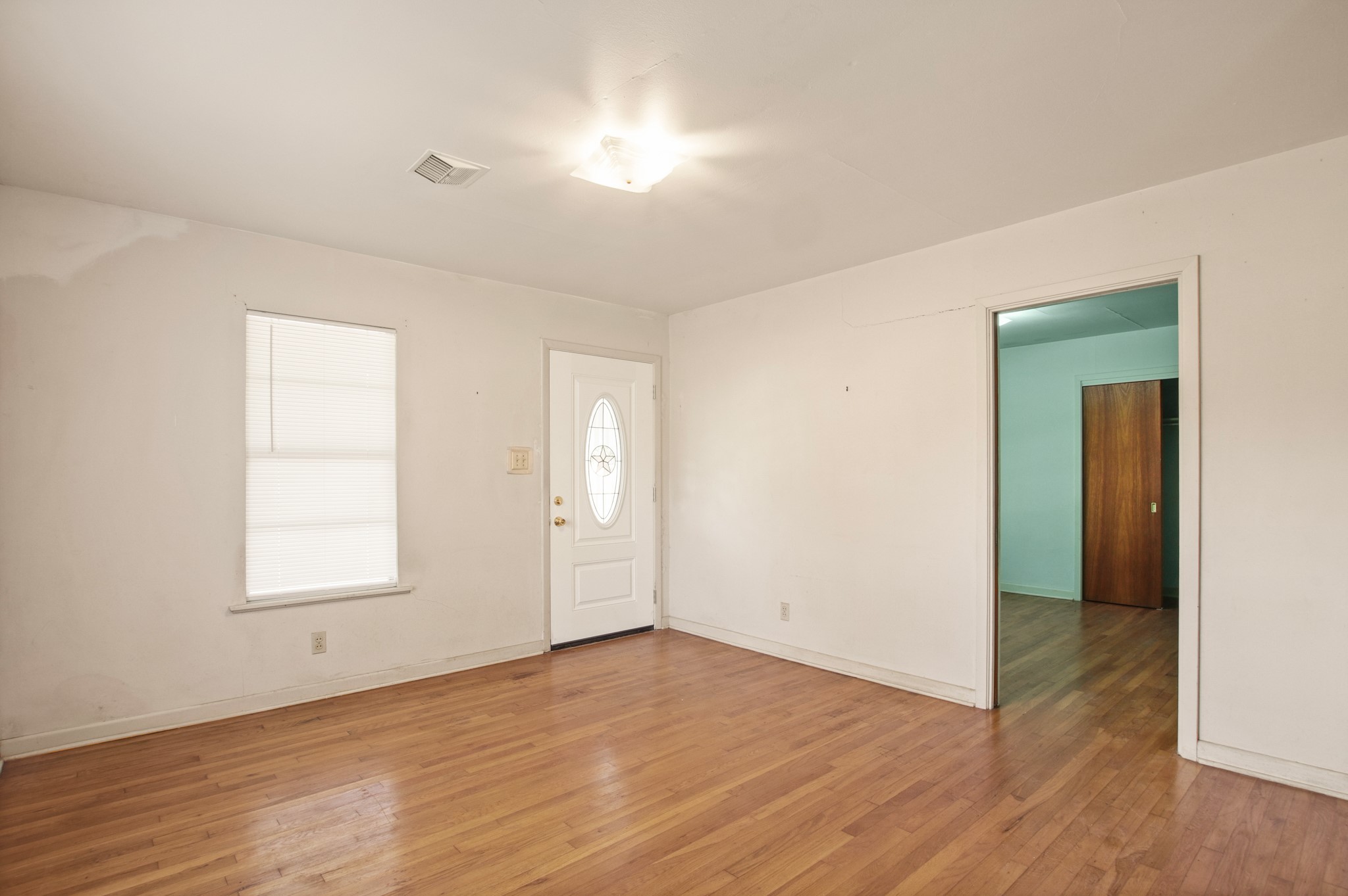 1007 Kimbro Street Taylor, TX 76574 - Photo 5 of 32