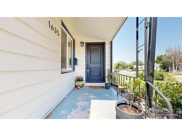a black and white photo of a living room