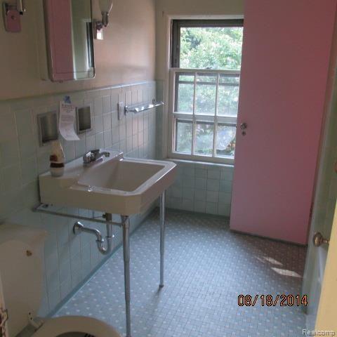 16610 Westmoreland Road Detroit, MI 48219 - Photo 17 of 26 059.jpg