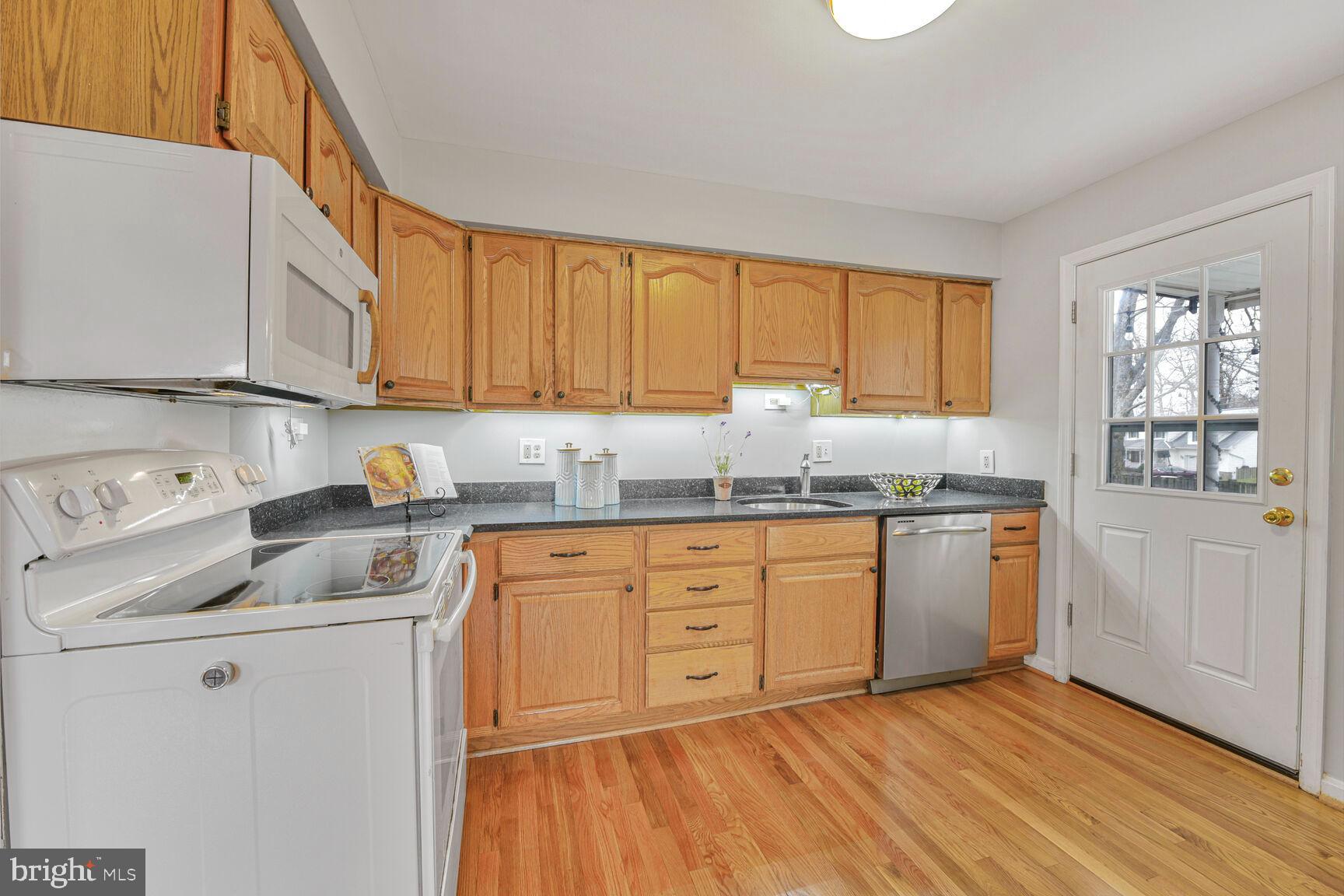 10321 Wood Road Fairfax, VA 22030 - Photo 17 of 55 Kitchen with walkout to Patio