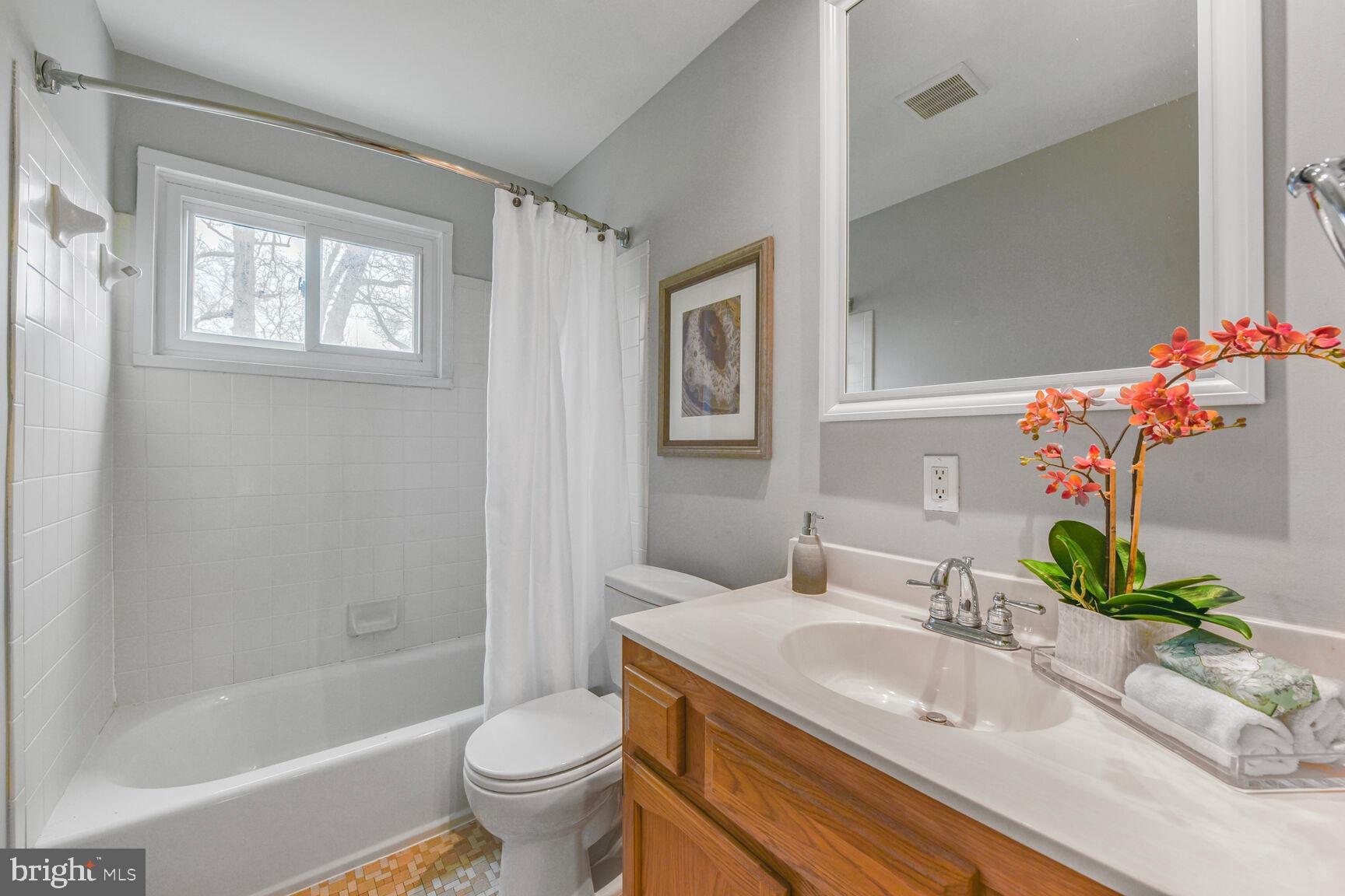 10321 Wood Road Fairfax, VA 22030 - Photo 24 of 55 Upper Level 1: Full Bathroom