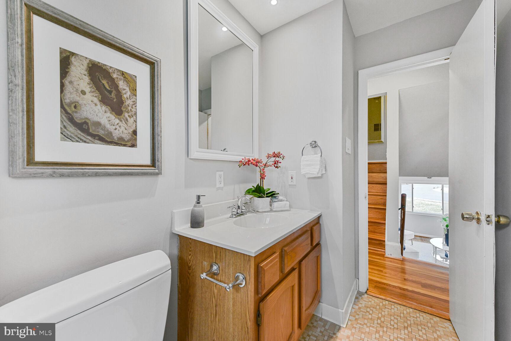 10321 Wood Road Fairfax, VA 22030 - Photo 25 of 55 Upper Level 1: Full Bathroom