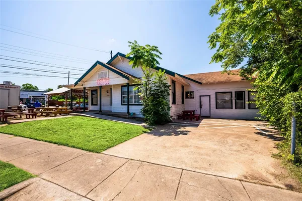 a view of a yard in front of house