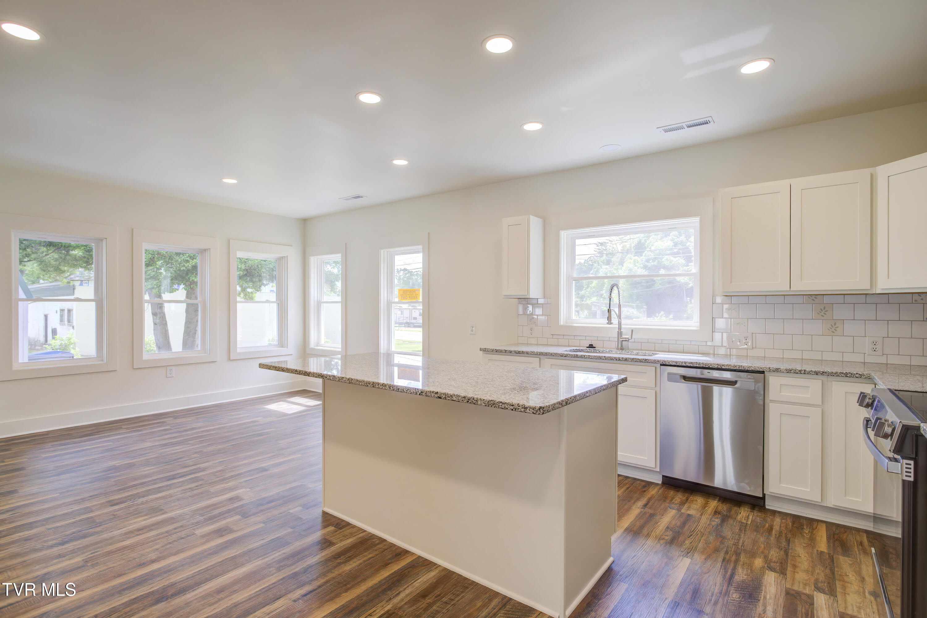 408 Levelin Street Erwin, TN 37650 - Photo 7 of 35 408 Levelin (15)