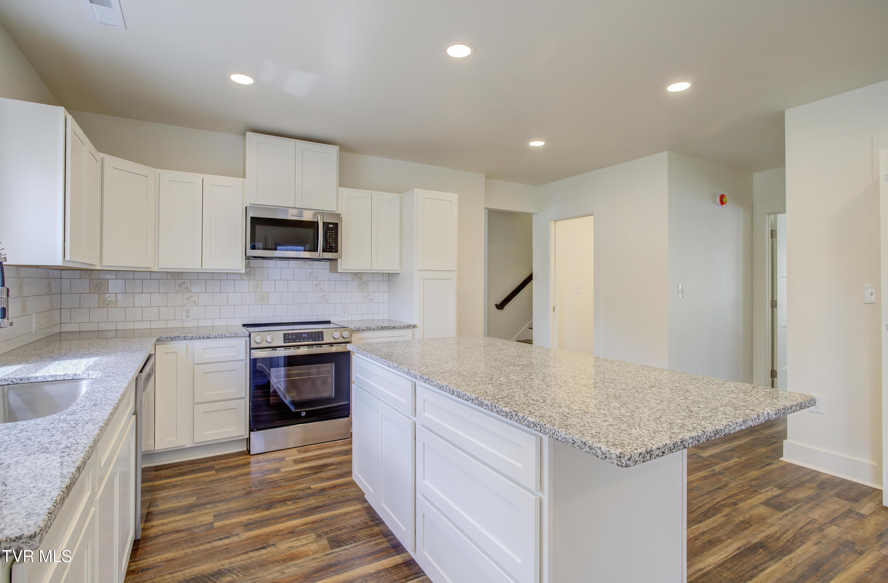 408 Levelin Street Erwin, TN 37650 - Photo 8 of 35 408 Levelin (17)