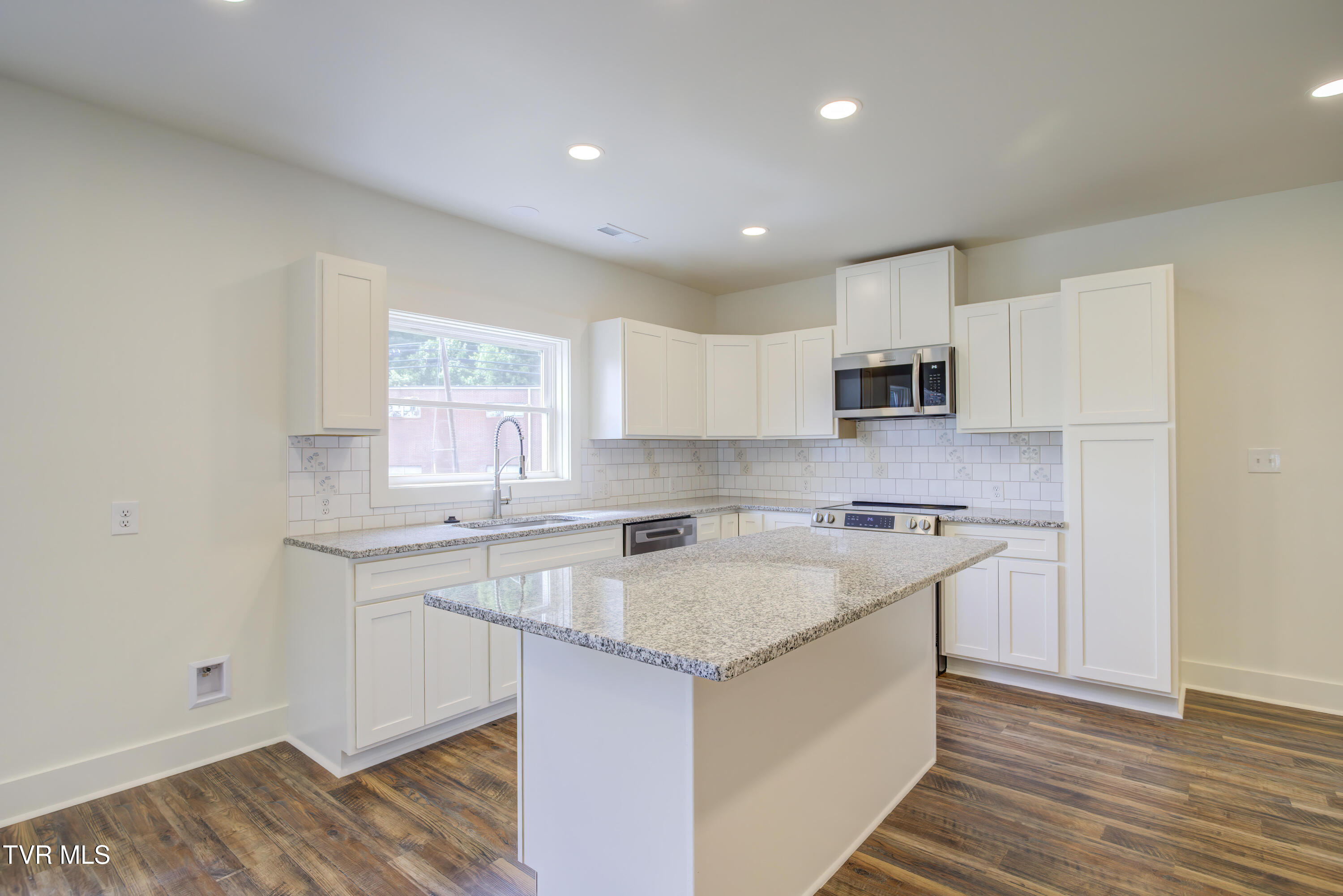 408 Levelin Street Erwin, TN 37650 - Photo 9 of 35 408 Levelin (16)