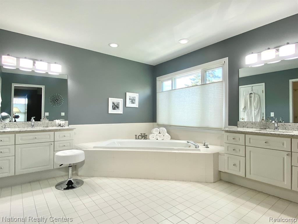 4199 Oak Tree Circle Rochester, MI 48306 - Photo 25 of 47