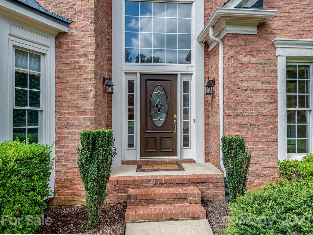 5530 Piper Glen Drive Charlotte, NC 28277 - Photo 2 of 35 a front view of a house with garden