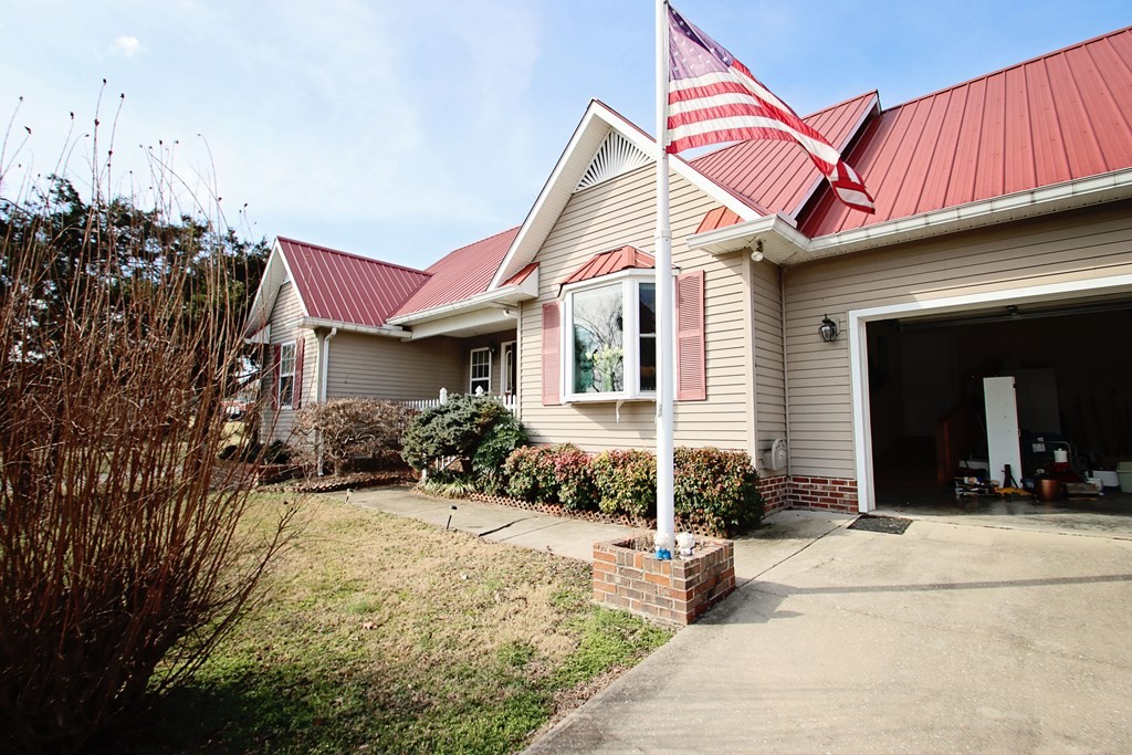 154 Charleston Road Cookeville, TN 38506 - Photo 4 of 23 a front view of a house with a yard