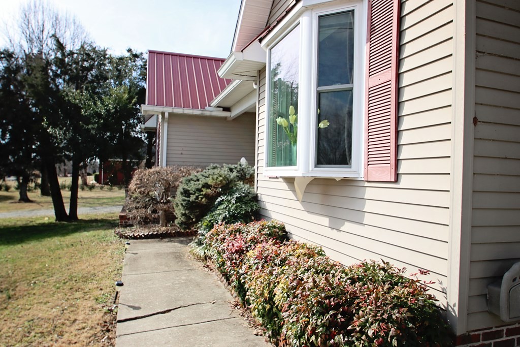154 Charleston Road Cookeville, TN 38506 - Photo 5 of 23 a view of a house with a yard