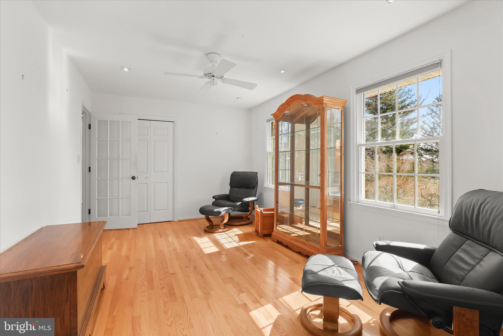 13612 Jacobs Road Mount Airy, MD 21771 - Photo 28 of 90 a view of a livingroom with workspace and a window