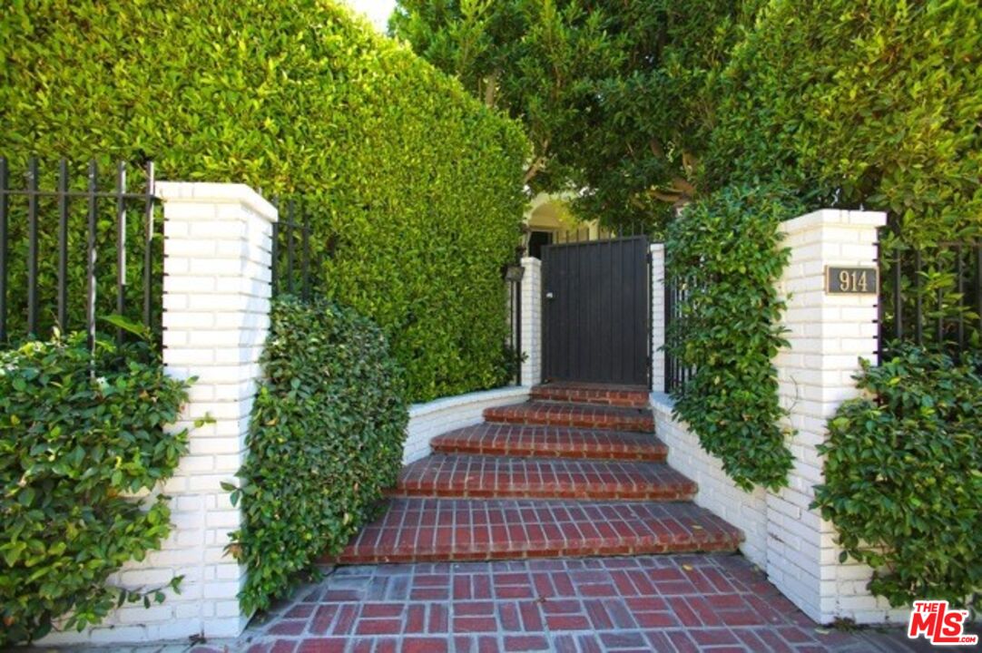 914 Chantilly Road Los Angeles, CA 90077 - Photo 3 of 25 a view of a backyard