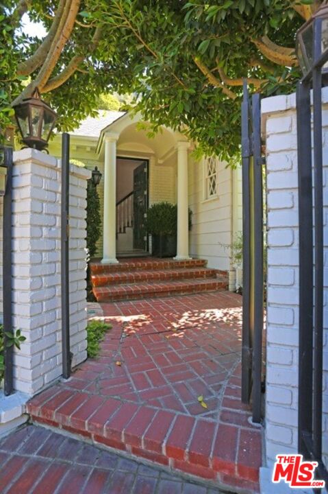 914 Chantilly Road Los Angeles, CA 90077 - Photo 4 of 25 a view of a house with a yard