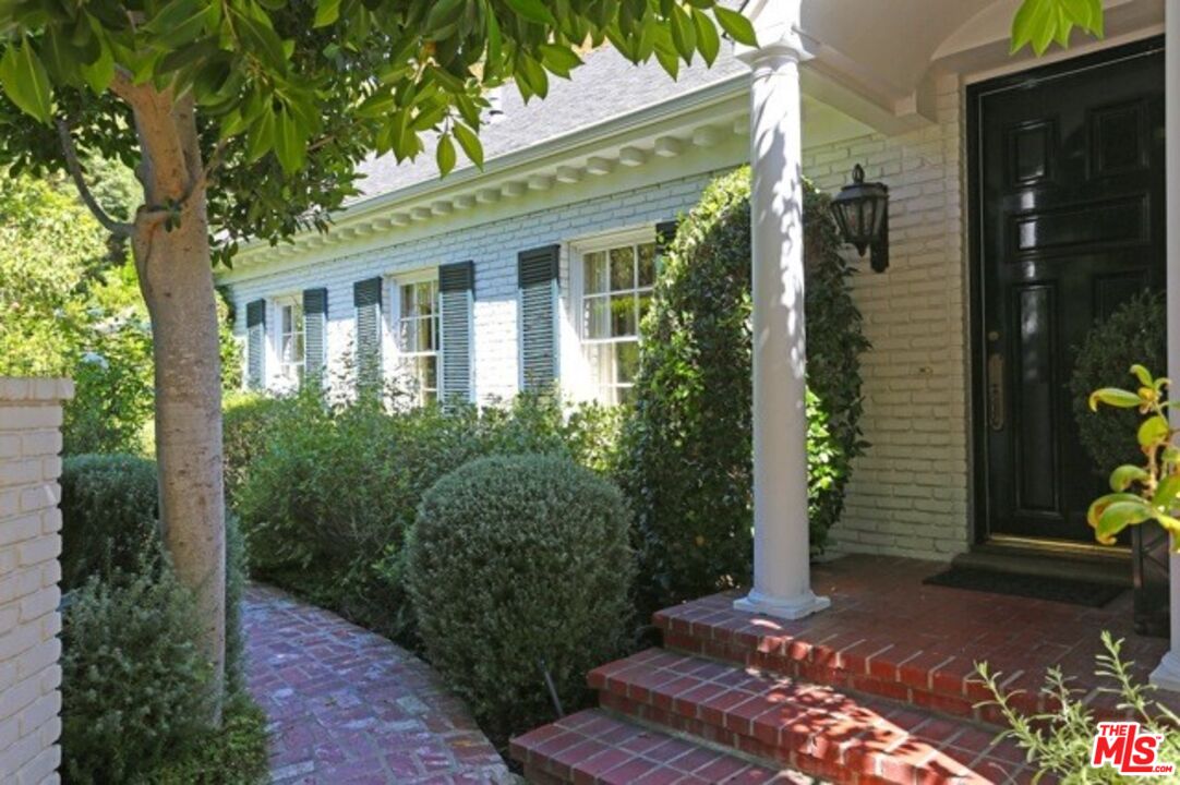 914 Chantilly Road Los Angeles, CA 90077 - Photo 5 of 25 a front view of a house with a garden