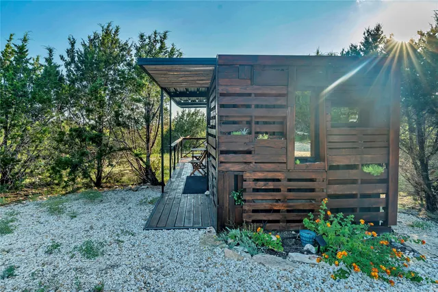 a view of a backyard