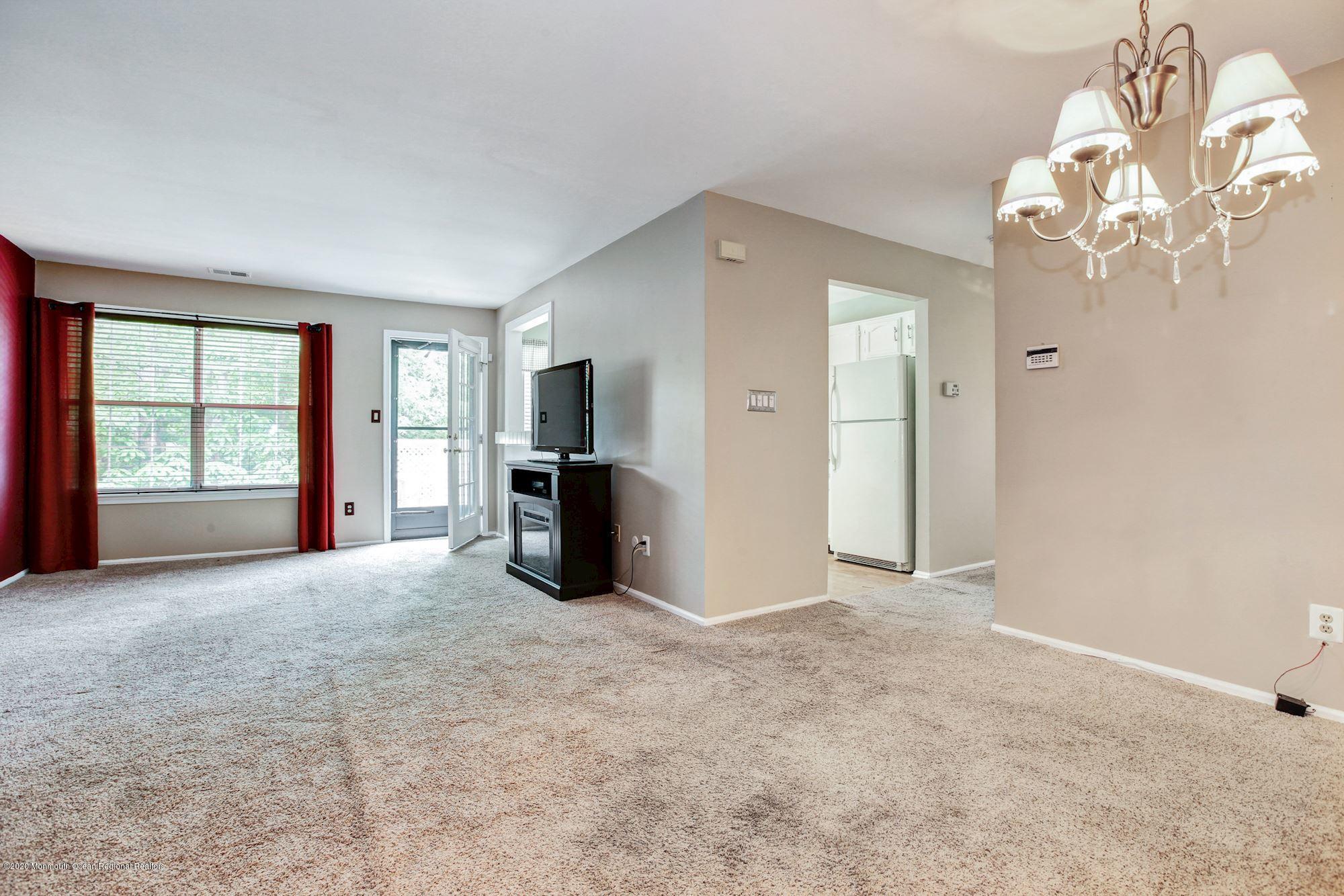 184 Pinetree Court Howell, NJ 07731 - Photo 4 of 23 006_184_PINETREE_CT_294254_545277