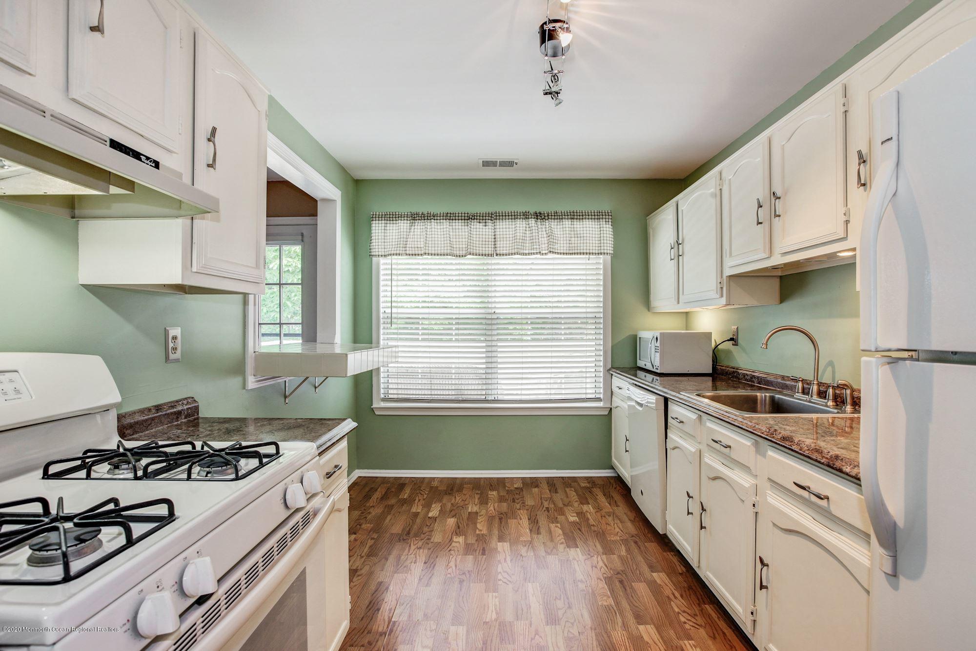 184 Pinetree Court Howell, NJ 07731 - Photo 8 of 23 012_184_PINETREE_CT_294254_545277