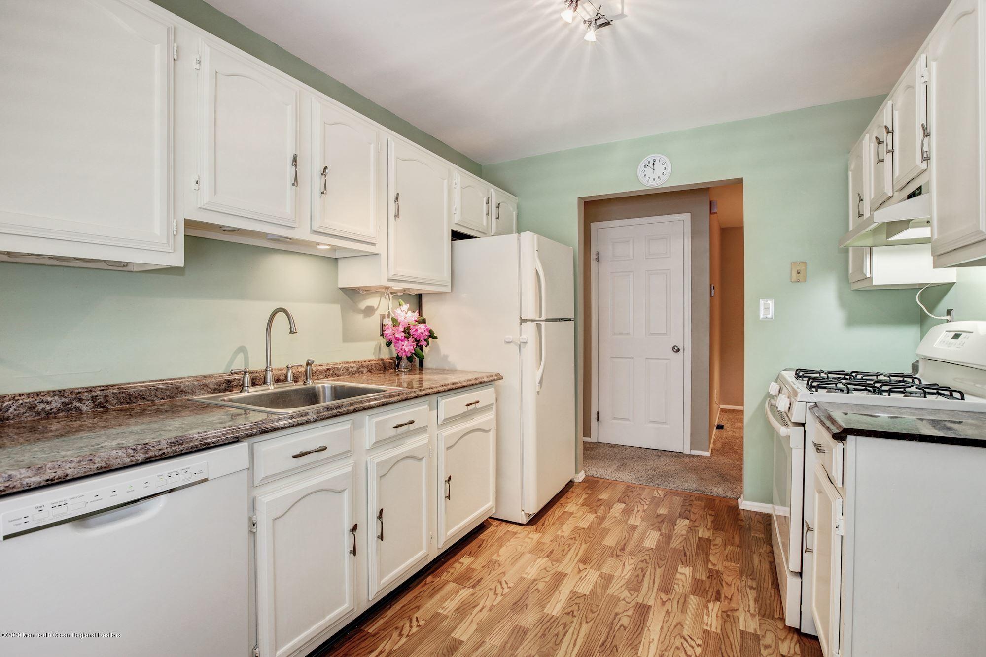 184 Pinetree Court Howell, NJ 07731 - Photo 10 of 23 014_184_PINETREE_CT_294254_545277