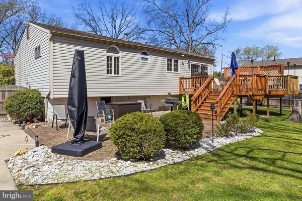 a view of a house with backyard