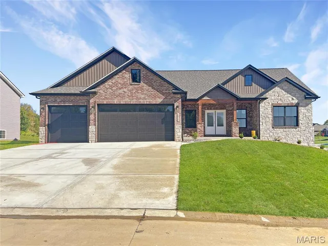 $485,000 | 2912 Bluff Ridge Court, Maryville, IL 62062