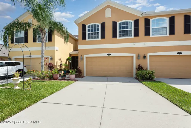 a front view of house with yard