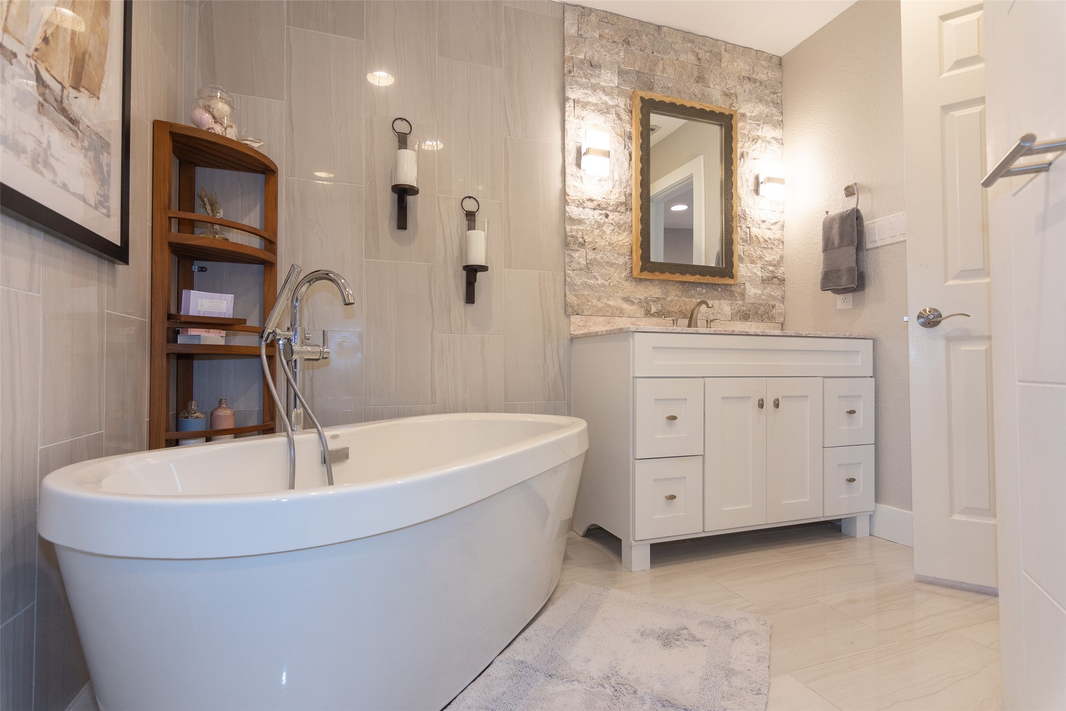 2410 Enfield Road, Unit 10 Austin, TX 78703 - Photo 26 of 40 a bathroom with a bathtub and a sink