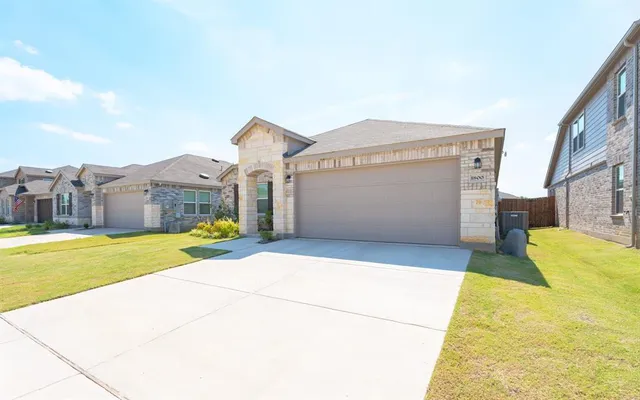 $2,450 | 1800 Village Creek Lane, Denton, TX 76208