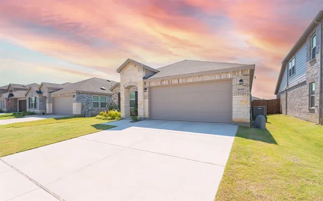 $2,450 | 1800 Village Creek Lane, Denton, TX 76208