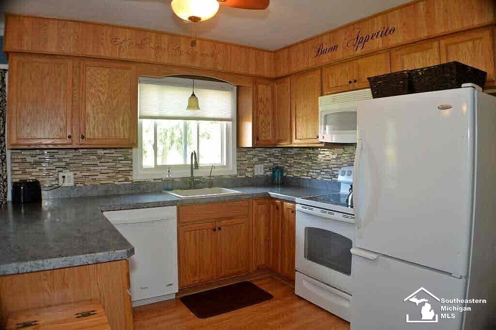 551 East Erie Road Temperance, MI 48182 - Photo 3 of 14 Eat-in Kitchen