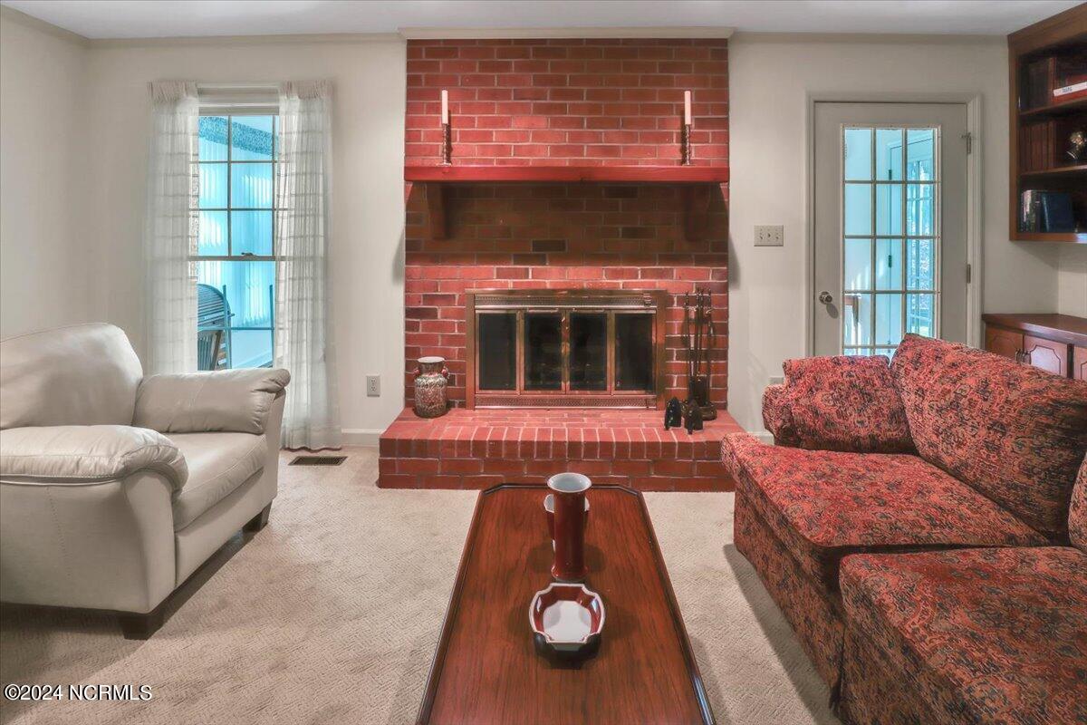 809 Williamsburg Drive Rockingham, NC 28379 - Photo 33 of 48 Living Room