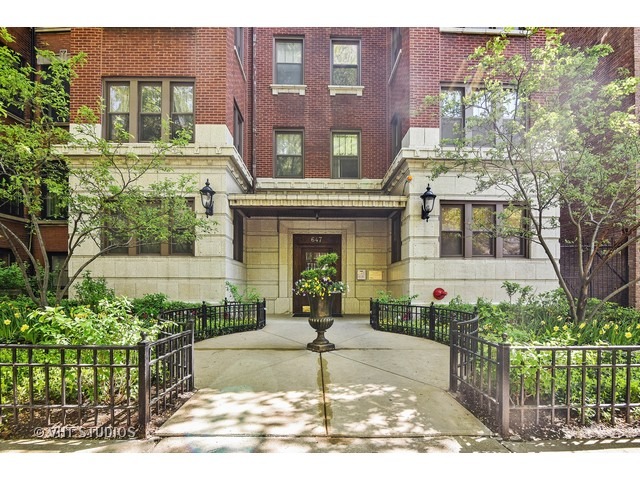 647 West Sheridan Road, Unit 4E Chicago, IL 60613 - Photo 1 of 10 a front view of a house with a garden