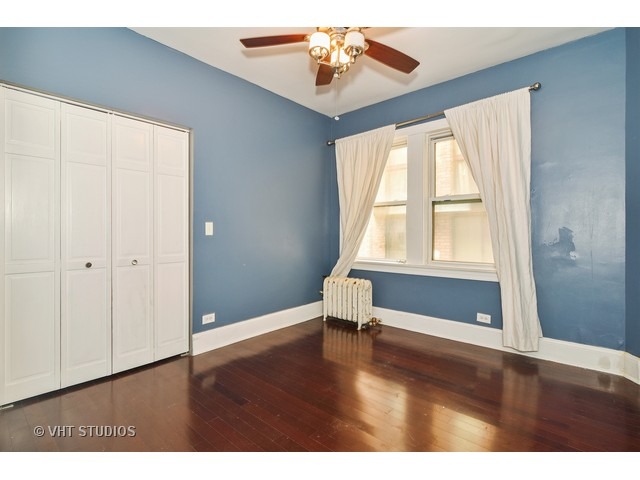 647 West Sheridan Road, Unit 4E Chicago, IL 60613 - Photo 6 of 10 a living room with a window and wooden floor