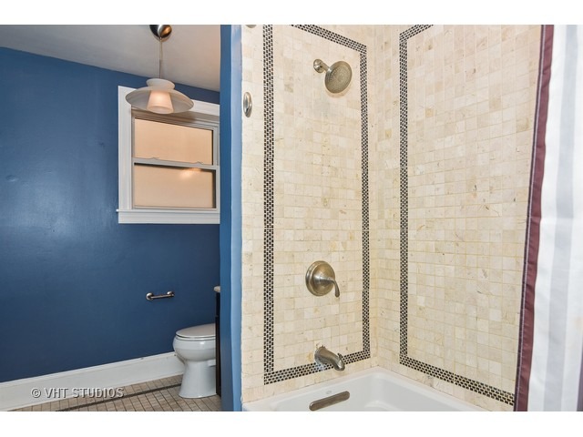 647 West Sheridan Road, Unit 4E Chicago, IL 60613 - Photo 7 of 10 a bathroom with a toilet sink and shower