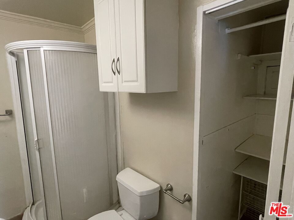 351 Temple Avenue, Unit E Long Beach, CA 90814 - Photo 13 of 22 a bathroom with a toilet and a shower