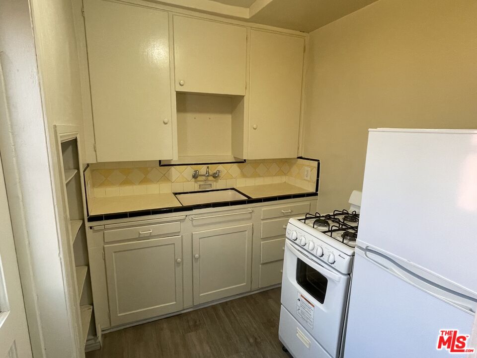 351 Temple Avenue, Unit E Long Beach, CA 90814 - Photo 14 of 22 a kitchen with a sink and a stove top oven
