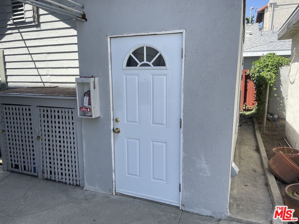 351 Temple Avenue, Unit E Long Beach, CA 90814 - Photo 21 of 22 a view of a entryway of a house