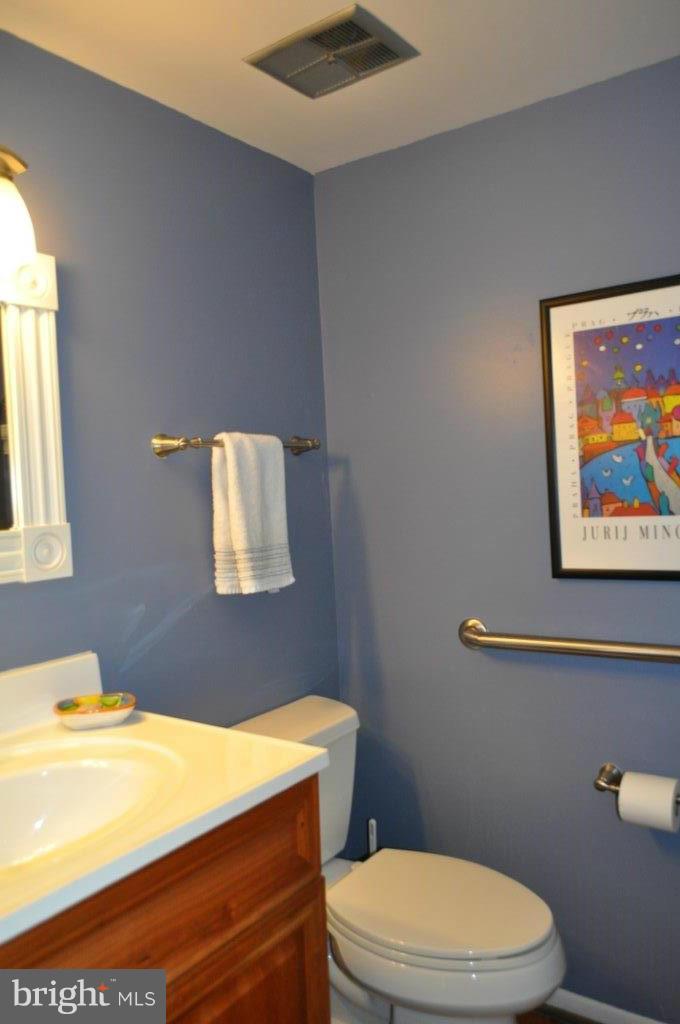 5565 Suffield Court Columbia, MD 21044 - Photo 16 of 30 a bathroom with a toilet a sink and mirror
