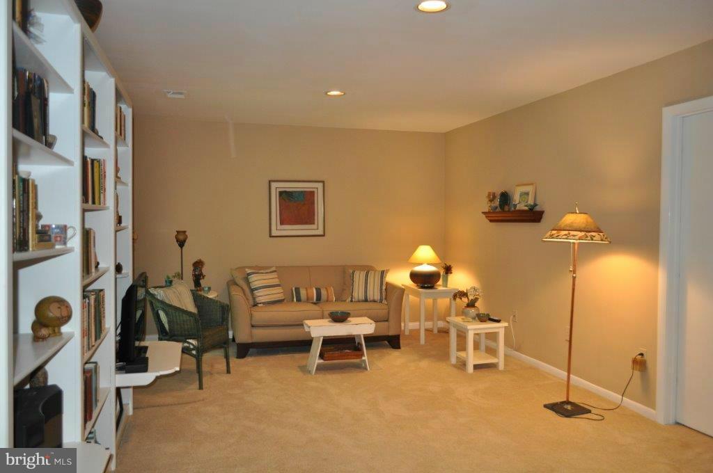 5565 Suffield Court Columbia, MD 21044 - Photo 18 of 30 a living room with furniture and a table