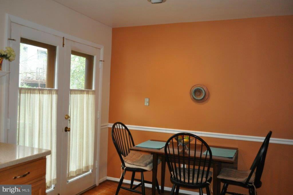 5565 Suffield Court Columbia, MD 21044 - Photo 7 of 30 a view of a livingroom with furniture and window