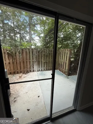 a view of a backyard