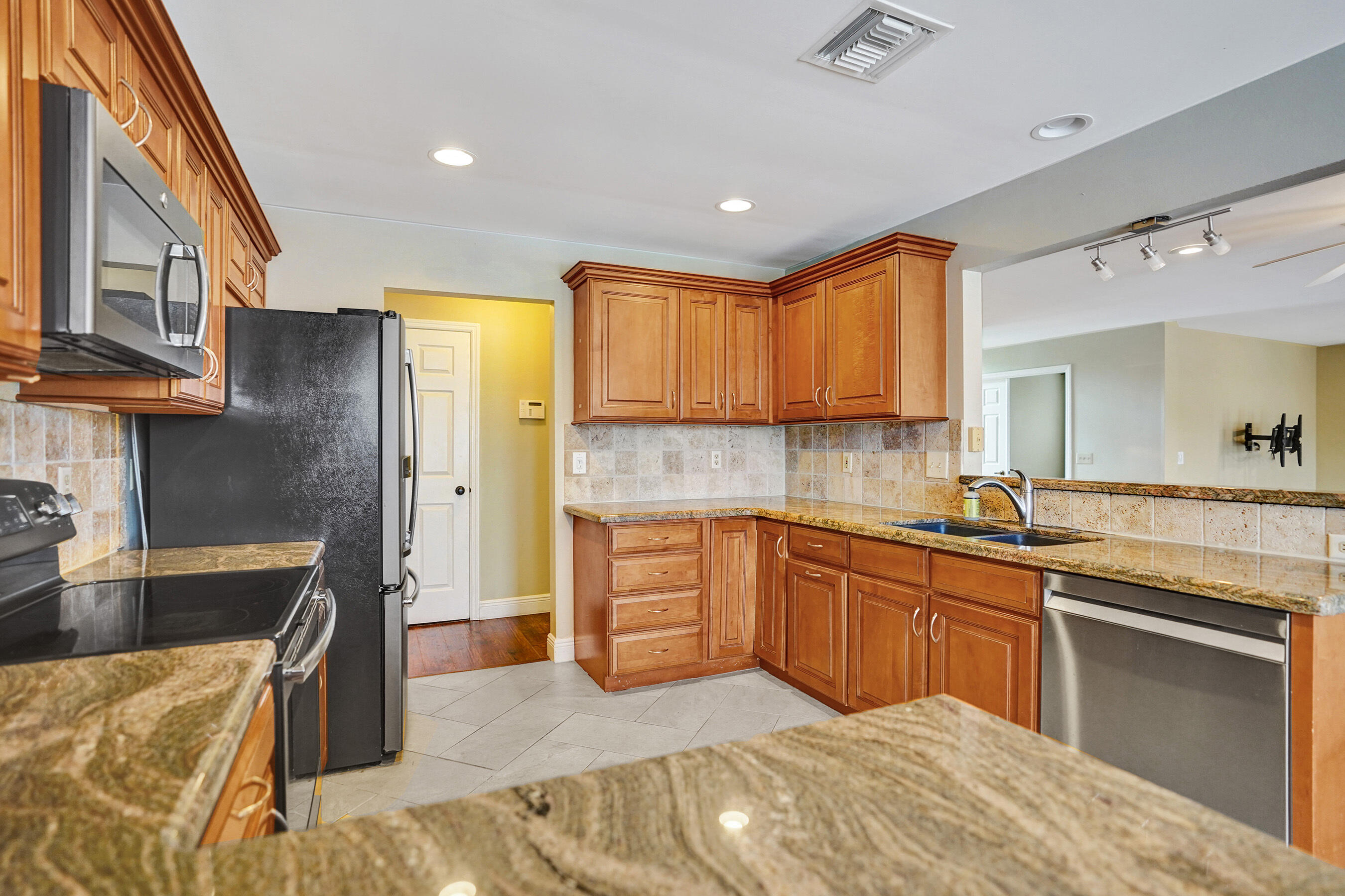 10732 Sea Cliff Circle Boca Raton, FL 33498 - Photo 9 of 31 Eat in Kitchen