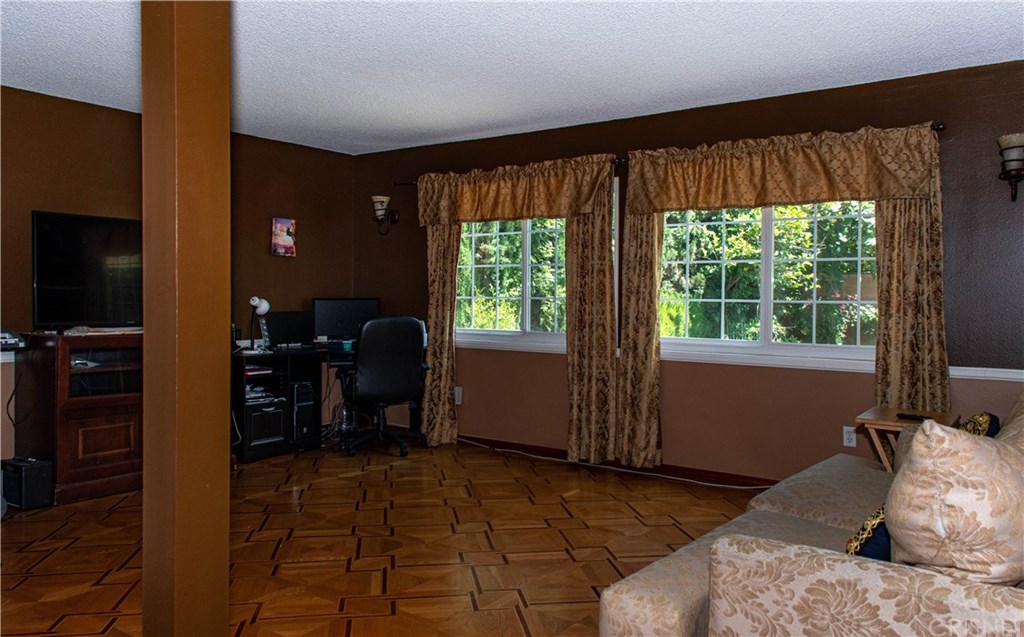 19700 Blythe Street Winnetka, CA 91306 - Photo 5 of 24