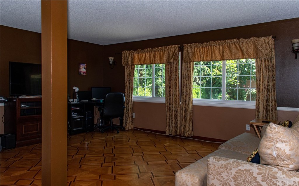 19700 Blythe Street Winnetka, CA 91306 - Photo 8 of 24