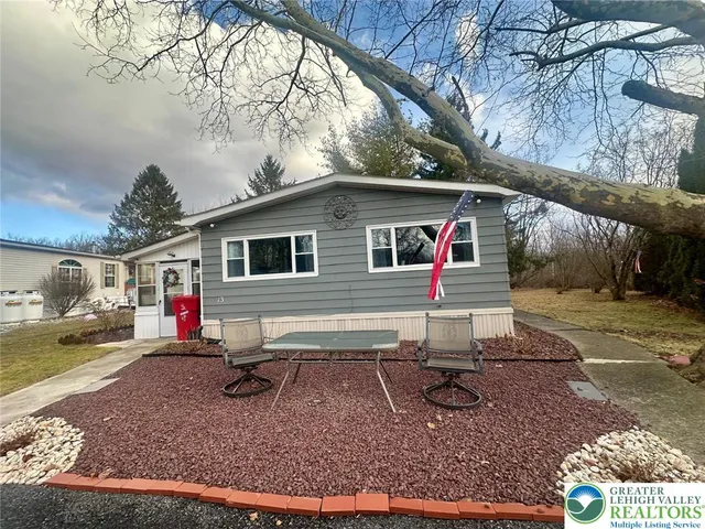 a view of a house with backyard