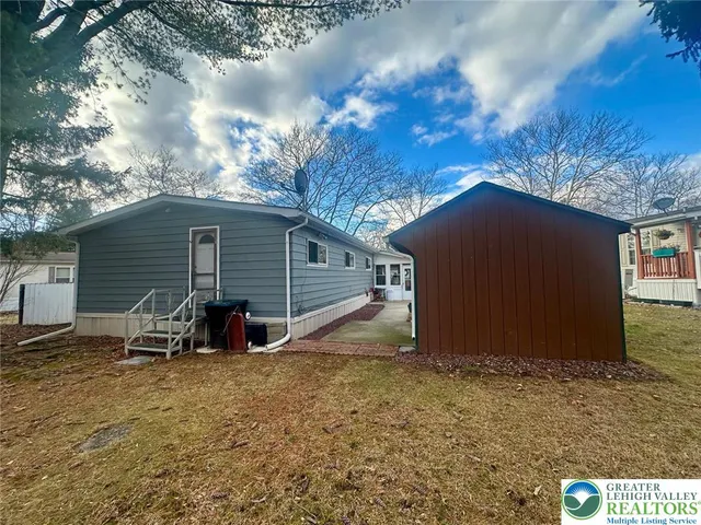 a view of a house with backyard