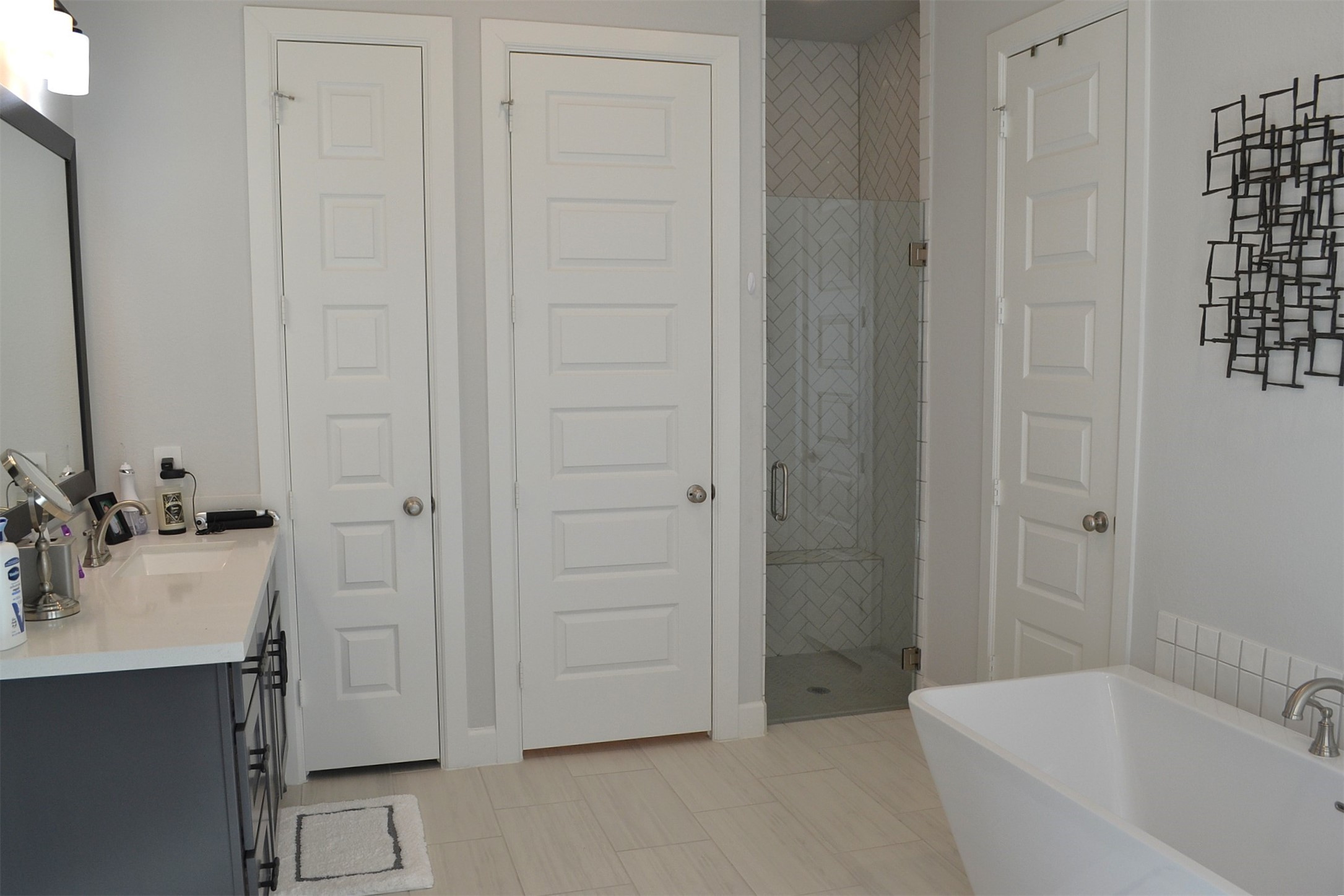 15460 Ringbill Way Magnolia, TX 77354 - Photo 28 of 50 a bathroom with a bathtub sink vanity and closet